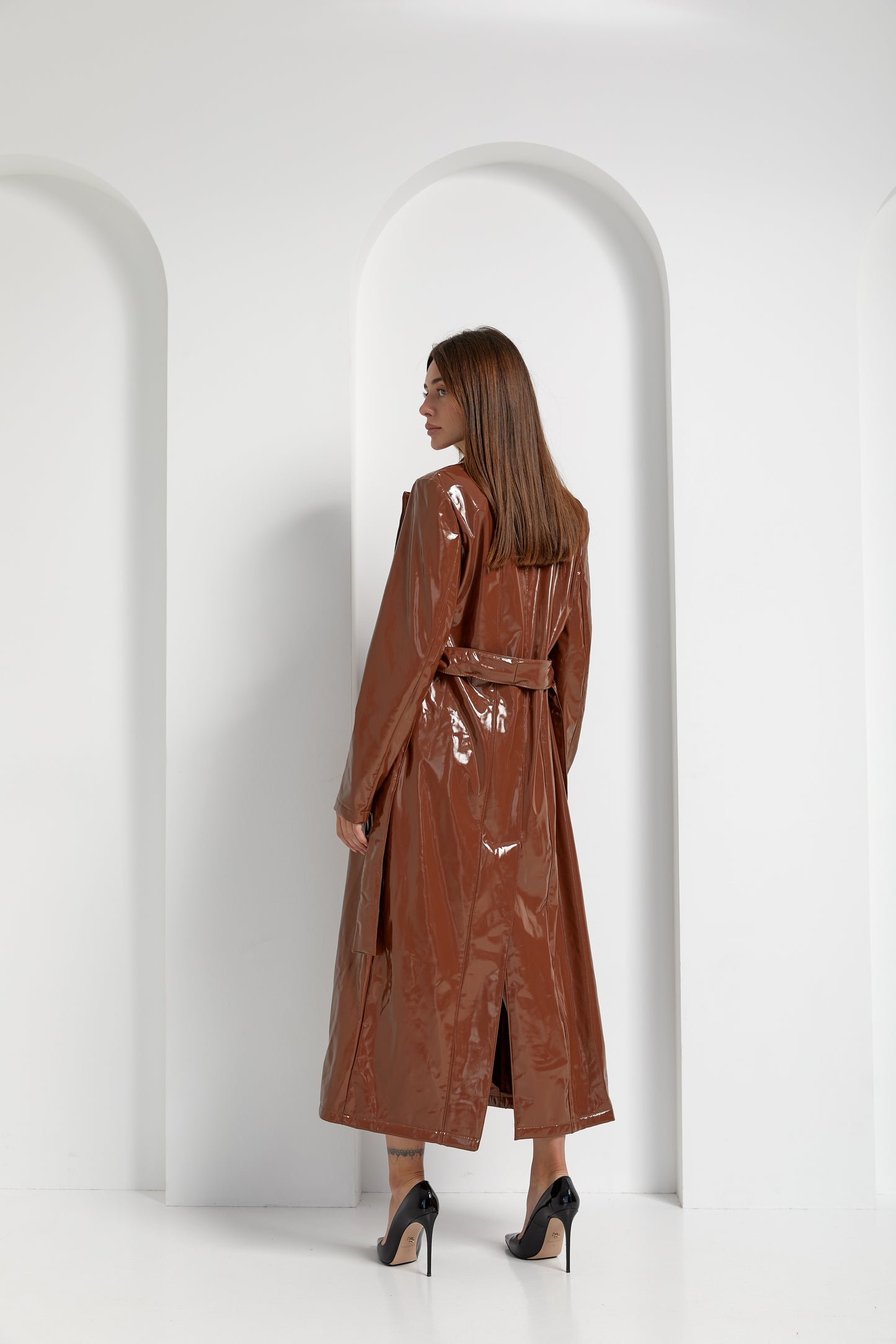 Lacquered trench coat in faux leather (brown caramel)